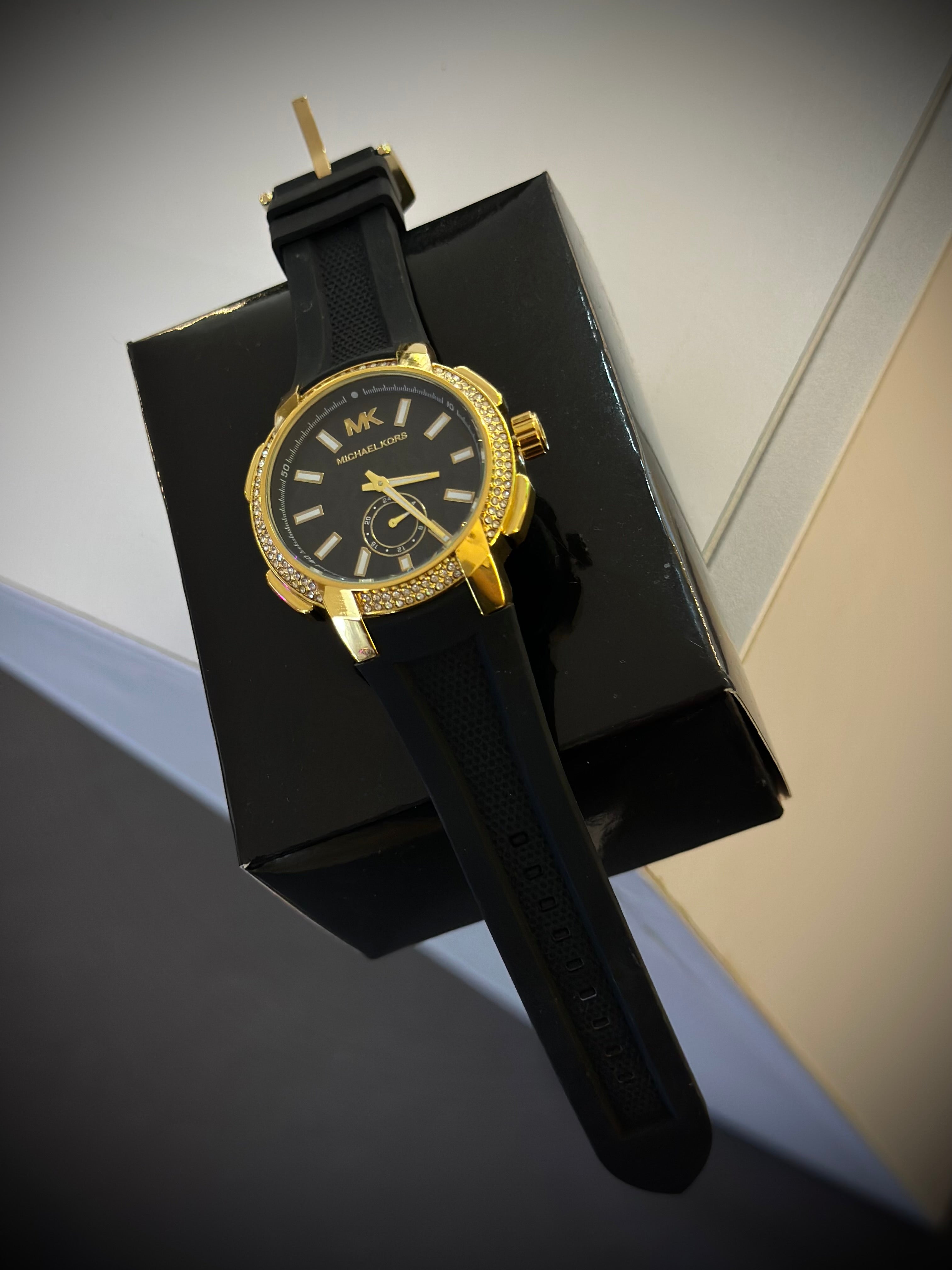 RELOJ MK NEGRO DORADO