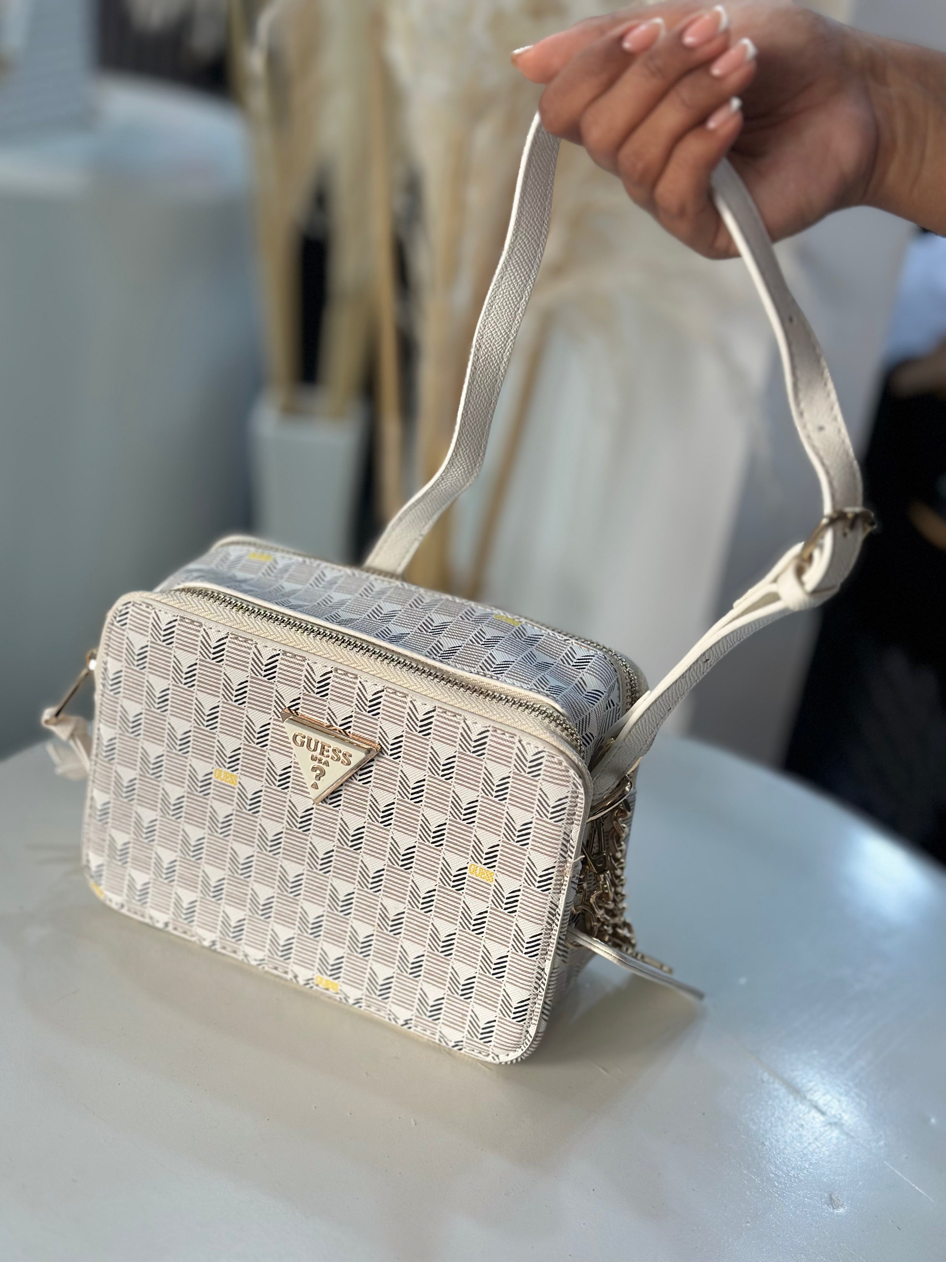 BOLSO DE MANO GUESS BLANCO