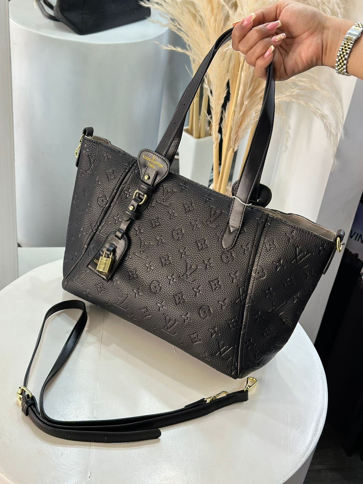 BOLSO DE MANO LV NEGRO GRANDE