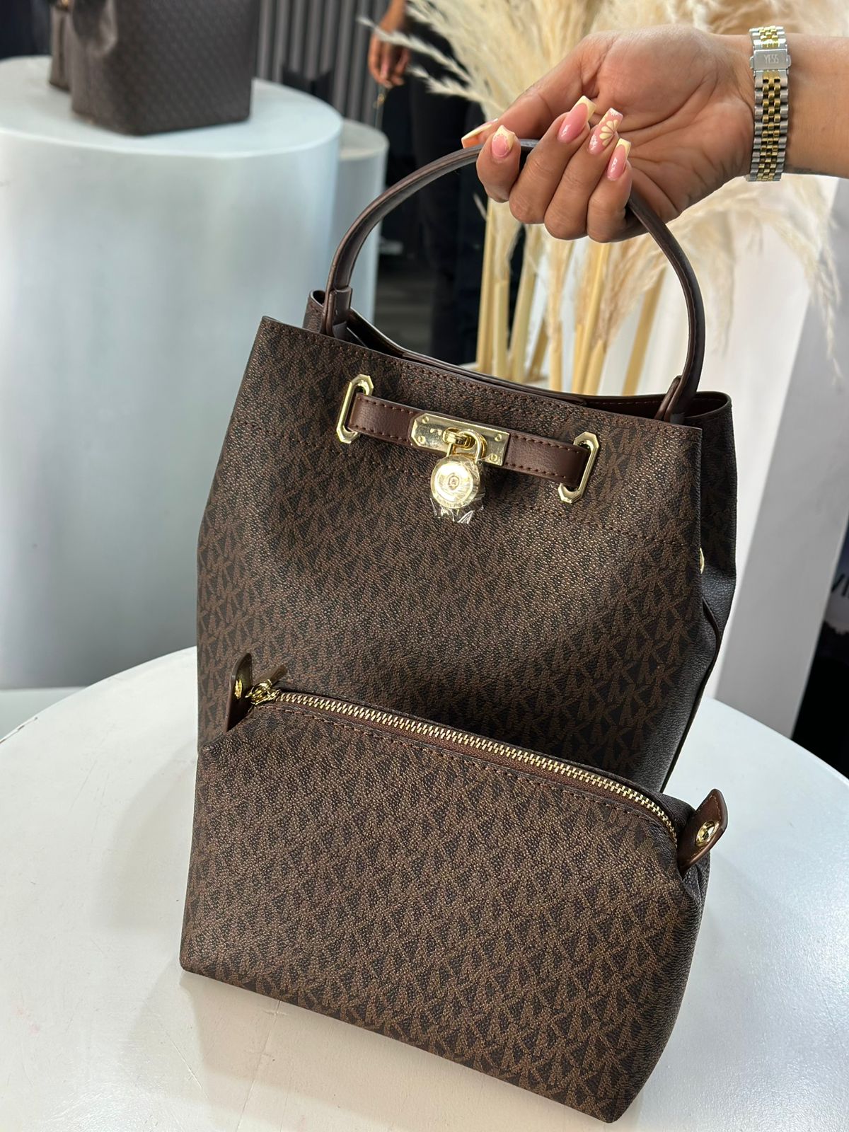BOLSO DE MANO MK CAFÉ 2 PIEZAS