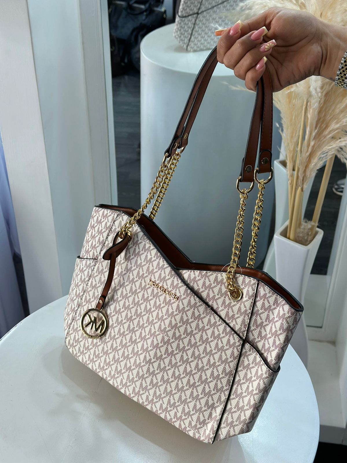 BOLSO DE MANO MK BLANCO ROSADO