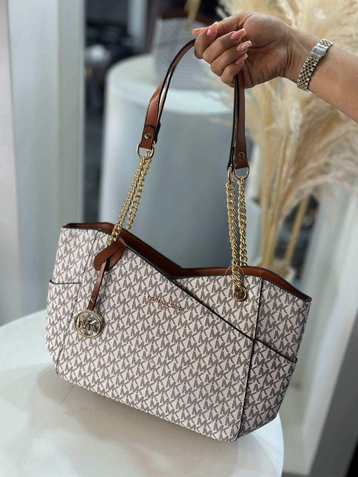 BOLSO DE MANO MK BLANCO GRIS