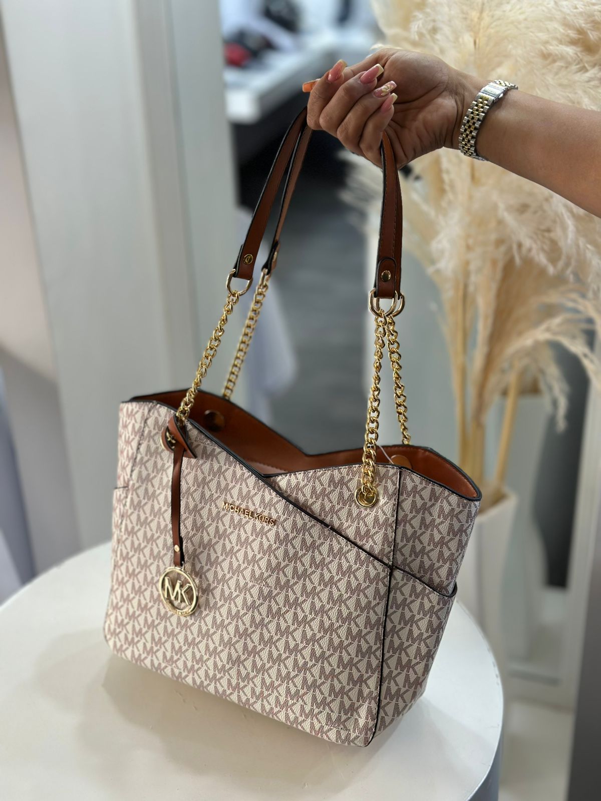BOLSO DE MANO MK BLANCO ROSADO
