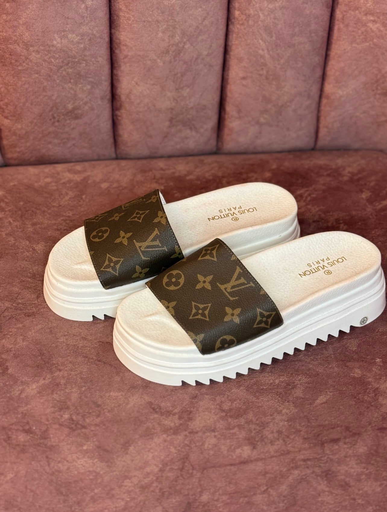 CHANCLAS LV CAFÉ